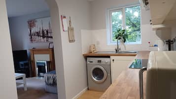 Basic-Apartment | Eigene Küche | Wasserkocher, Kochgeschirr/Geschirr/Besteck, Esstisch