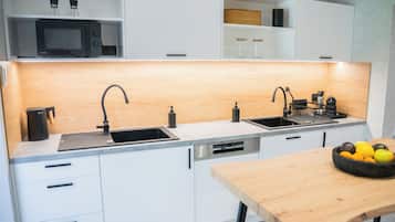 Casa de diseño, 3 habitaciones, 2 baños | Cocina privada | Frigorífico grande, microondas, horno y placa de cocina