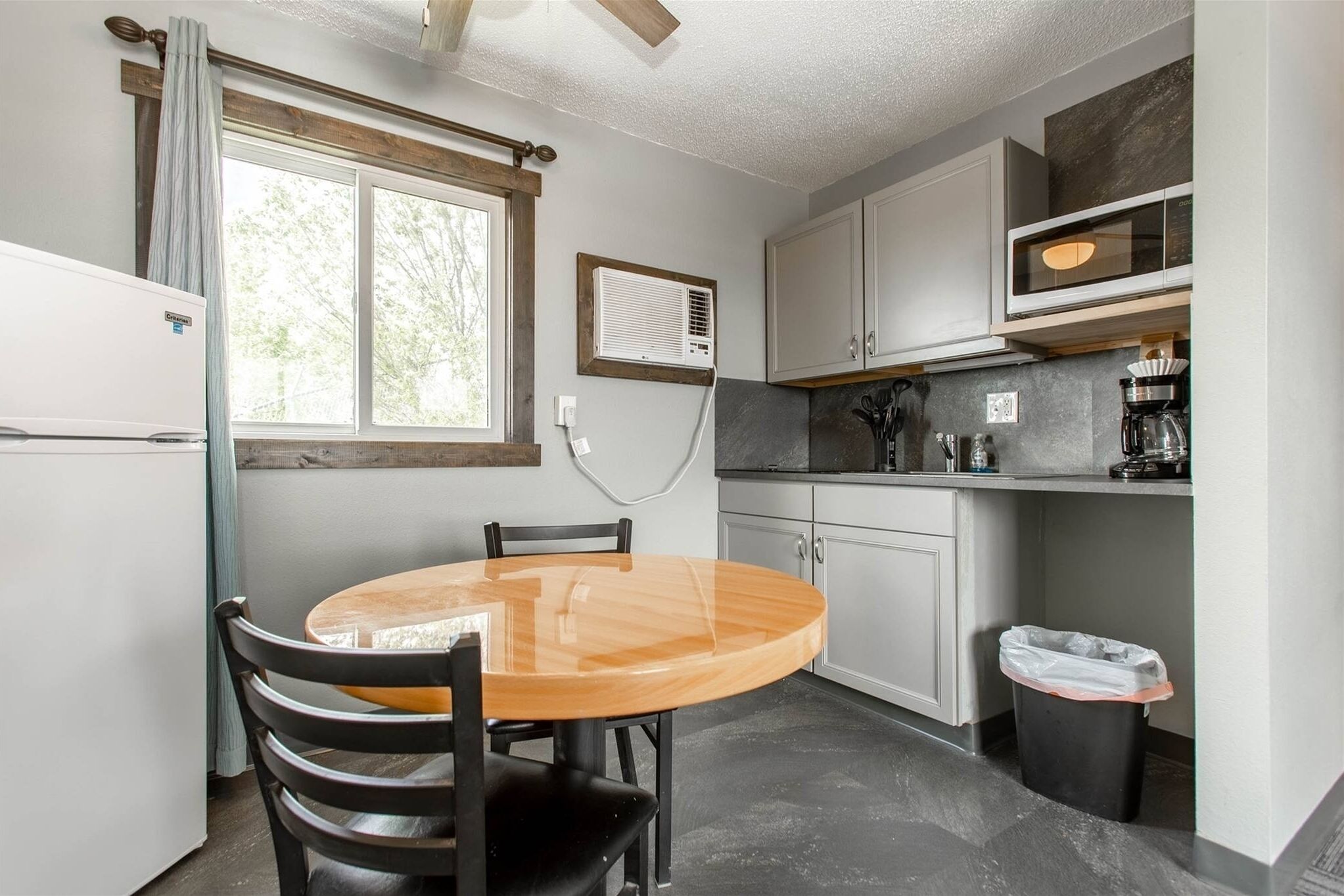Coffee/tea maker, fridge, microwave, stovetop