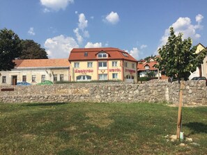 Front of property - City Hotel Agoston (Pecs)