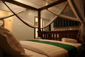 2 bedrooms, desk, WiFi, bed sheets