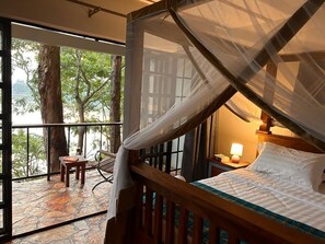 2 bedrooms, desk, WiFi, bed sheets