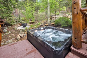 Outdoor spa tub - Aspen Suite - Hot Tub, Minutes to RMNP, Walking Distance to Mary's Lake (Estes Park)