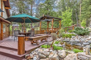 Outdoor dining - Aspen Suite - Hot Tub, Minutes to RMNP, Walking Distance to Mary's Lake (Estes Park)