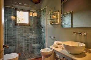 Bruser, hårtørrer, bidet, håndklæder