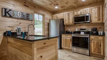 Réfrigérateur, micro-ondes, cafetiÚre/bouilloire, grille-pain