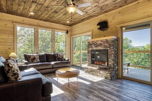 Een smart-tv, een open haard en videogames