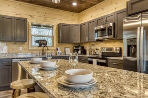 Een koelkast, een magnetron, een vaatwasser