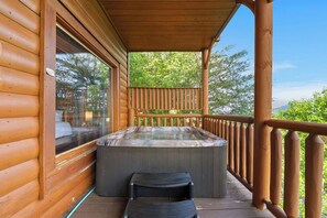 Outdoor spa tub - Old Hickory | By Colonial Properties (Sevierville)