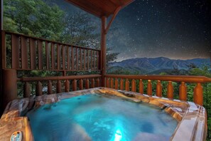 Outdoor spa tub - Old Hickory | By Colonial Properties (Sevierville)
