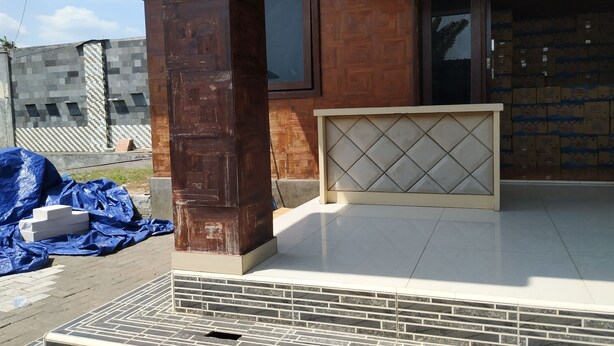 A building with a wooden exterior, a tiled entrance, and a window. - OYO 3887 Potreh Mastekah 2 (Banten)