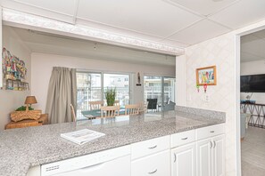 Interior - Large Ocean Front 2bed/2bath with pool. A perfect fit for large family! Sleep 10 (Ocean City)