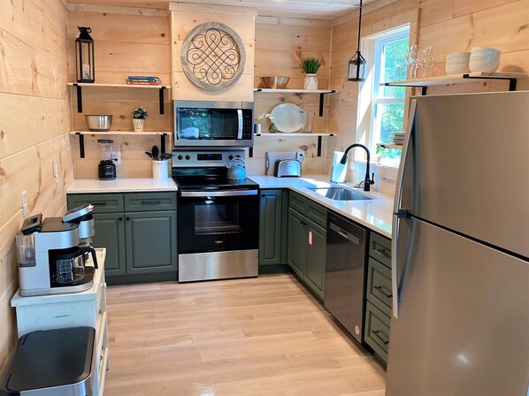 Mikrowelle, Geschirrspüler, Wasserkocher mit Kaffee-/Teezubehör