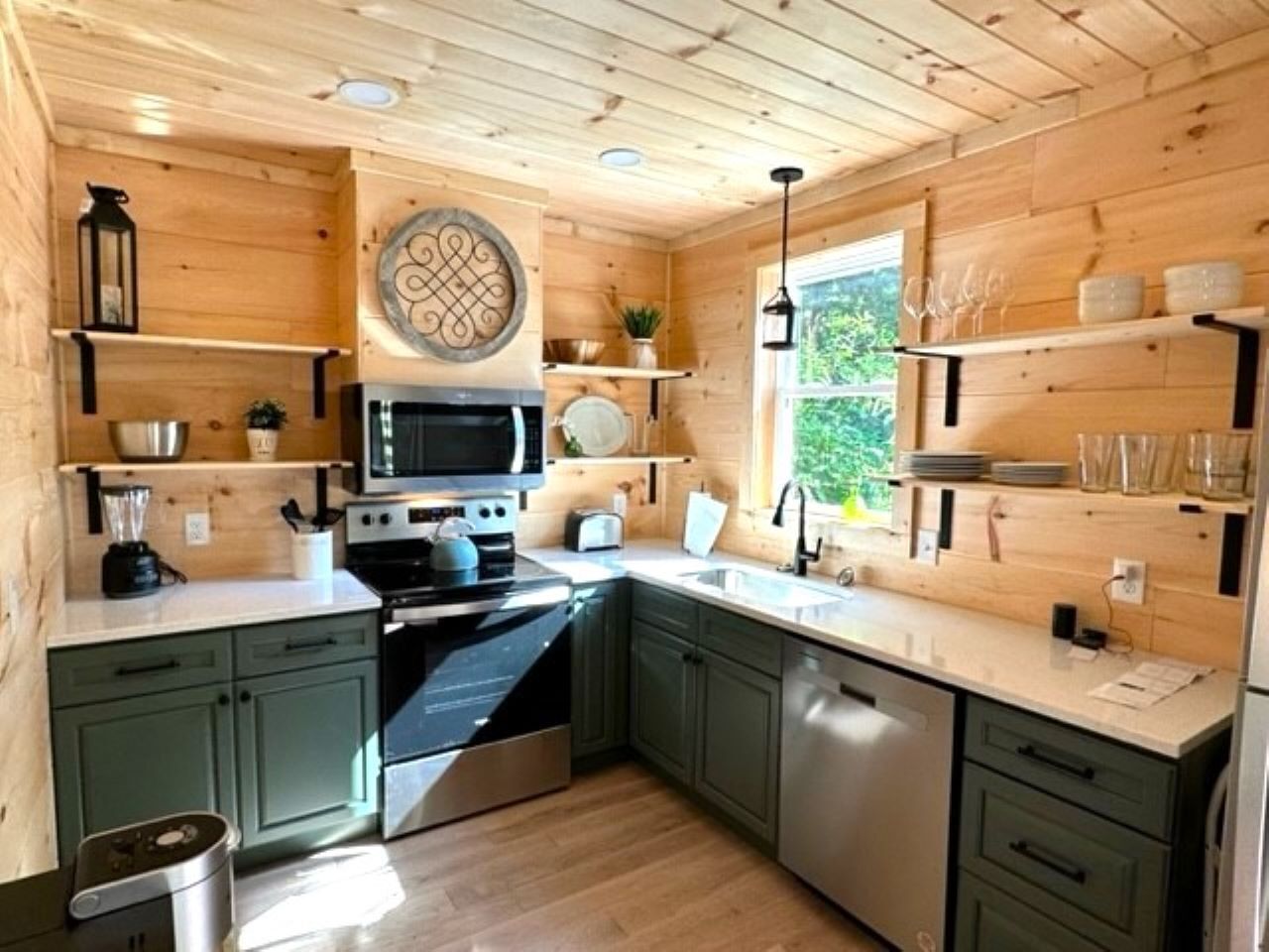 Mikrobølgeovn, oppvaskmaskin, kaffetrakter/tekoker og kjøkkenutstyr