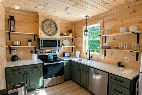 Micro-ondes, lave-vaisselle, cafetière/bouilloire