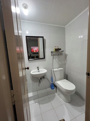 Dusche, Bidet, Handtücher, Seife