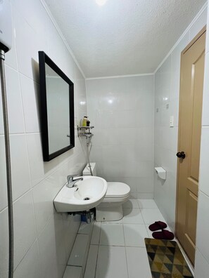 Doccia, bidet, asciugamani, sapone