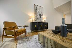 Smart TV, chimenea y libros
