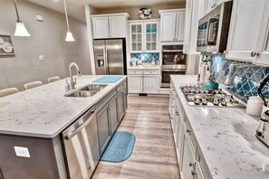 Fridge, microwave, oven, stovetop - Bayside * New 4BR Twin House w 3.5 Baths, 2 Suites Sleeps 9 (Selbyville)