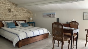 Basic Double Room (Océane) | Premium bedding, soundproofing, iron/ironing board (on request) - Maison d'Hôtes La Chabanaise (Cramchaban)