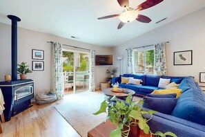 Smart TV, libros, oficina y monitor de computadora