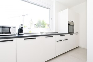 Refrigerador, microondas, horno y lavavajillas 