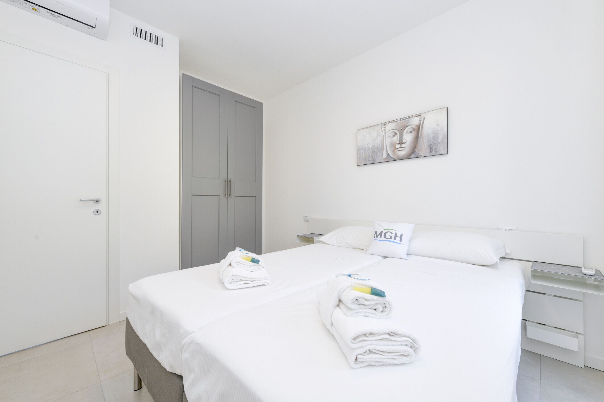 2 habitaciones, tabla de planchar con plancha y cuna de viaje 