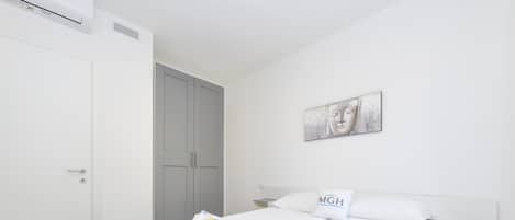 2 bedrooms, iron/ironing board, travel cot, free WiFi