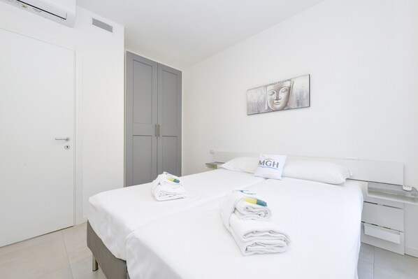 2 habitaciones, tabla de planchar con plancha y cuna de viaje 