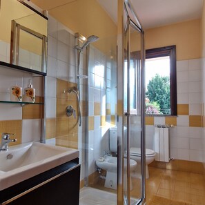 Ducha, secador de pelo, bidet, toallas