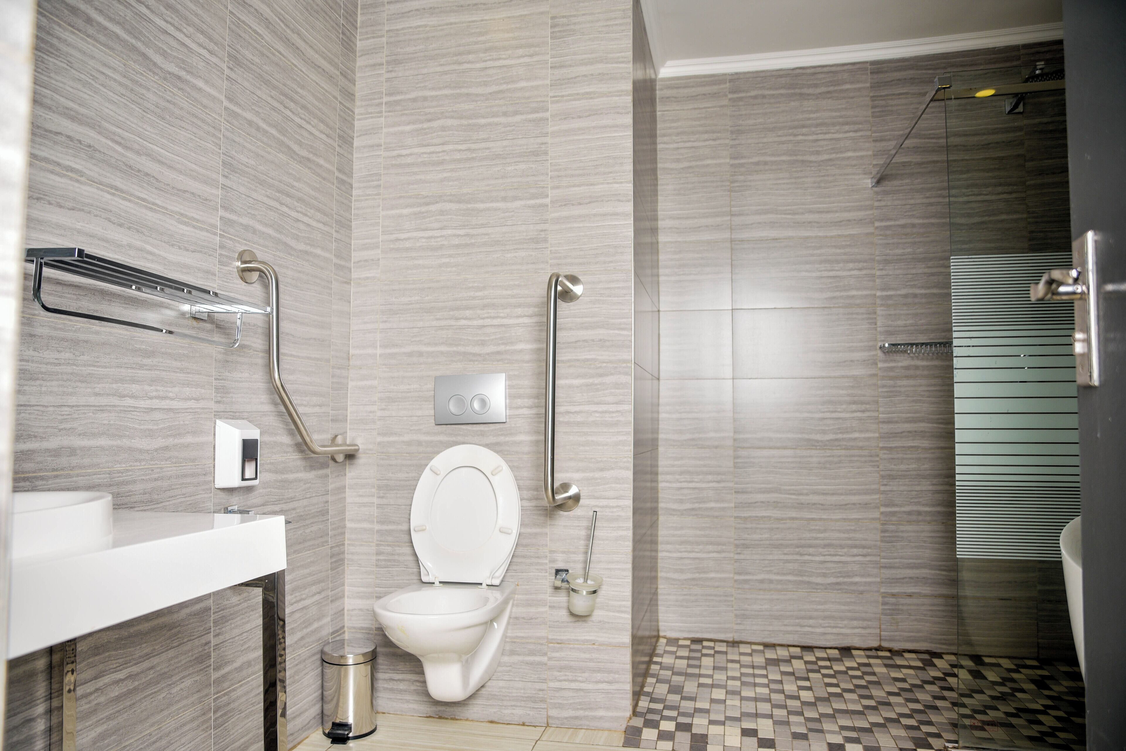 deluxe room | bathroom