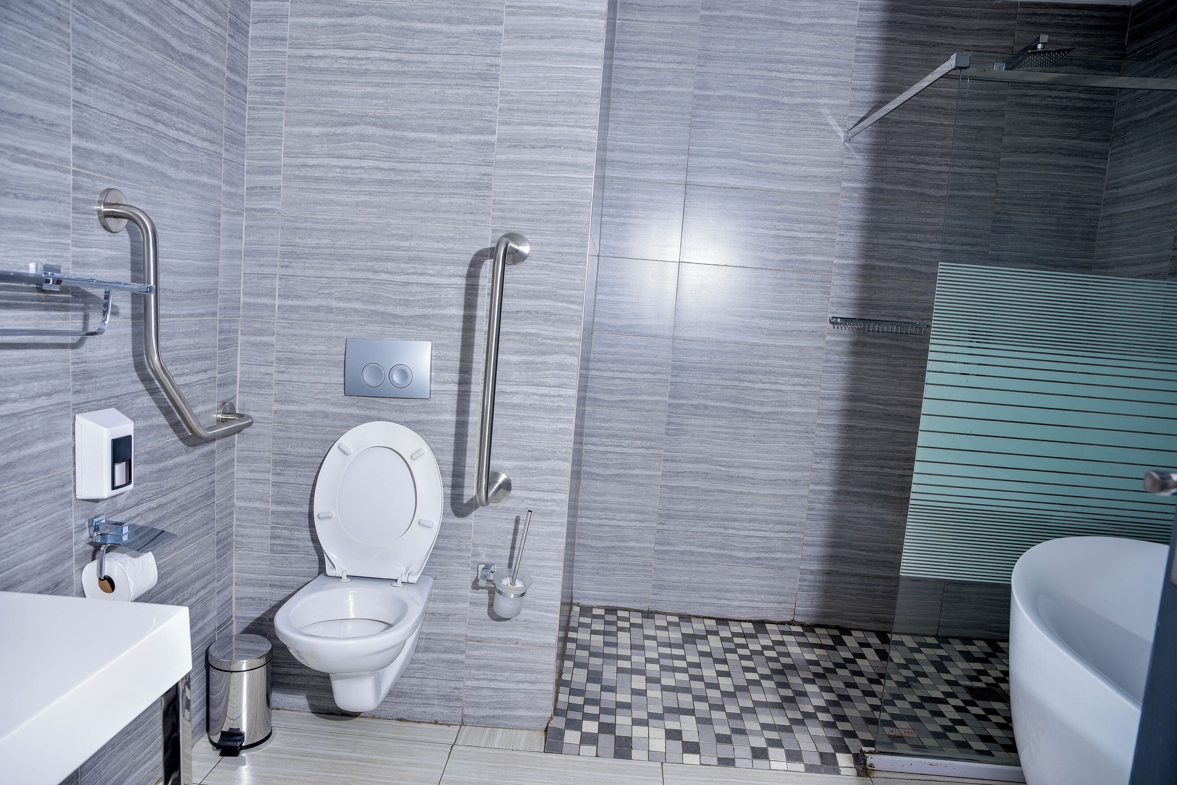 deluxe room | bathroom