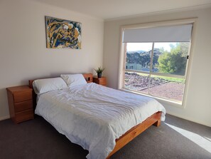 5 bedrooms, iron/ironing board, WiFi, bed sheets - Country paradise estate only 10 km from Canberra border and 30 mins to CBD.
(Springrange)