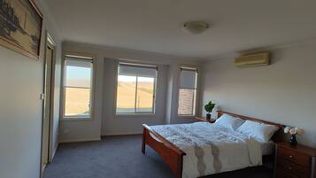 5 bedrooms, iron/ironing board, WiFi, bed sheets