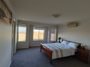 5 bedrooms, iron/ironing board, WiFi, bed sheets - Country Paradise Estate Only 10 km From Canberra Border and 30 Mins to CBD (Springrange)