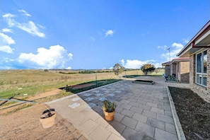 Property grounds - Country paradise estate only 10 km from Canberra border and 30 mins to CBD.
(Springrange)