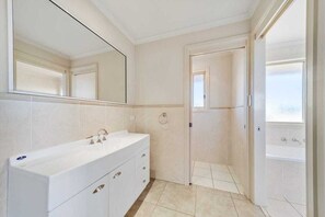 Hair dryer, towels, soap, shampoo - Country Paradise Estate Only 10 km From Canberra Border and 30 Mins to CBD (Springrange)