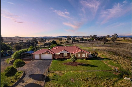 Country paradise estate only 10 km from Canberra border and 30 mins to CBD.
