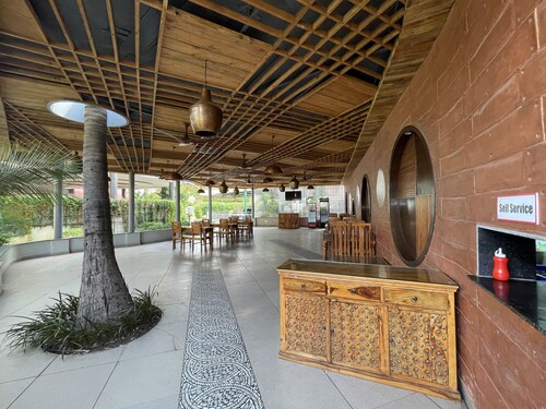 Hotel Kanha's Palm Springs