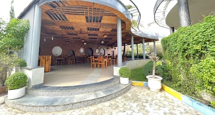 Hotel Kanha's Palm Springs
