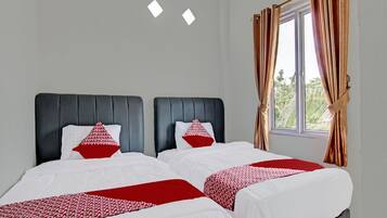 Deluxe Twin Room | Laptop workspace, free WiFi, bed sheets