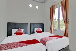 Deluxe Twin Room | Laptop workspace, free WiFi, bed sheets