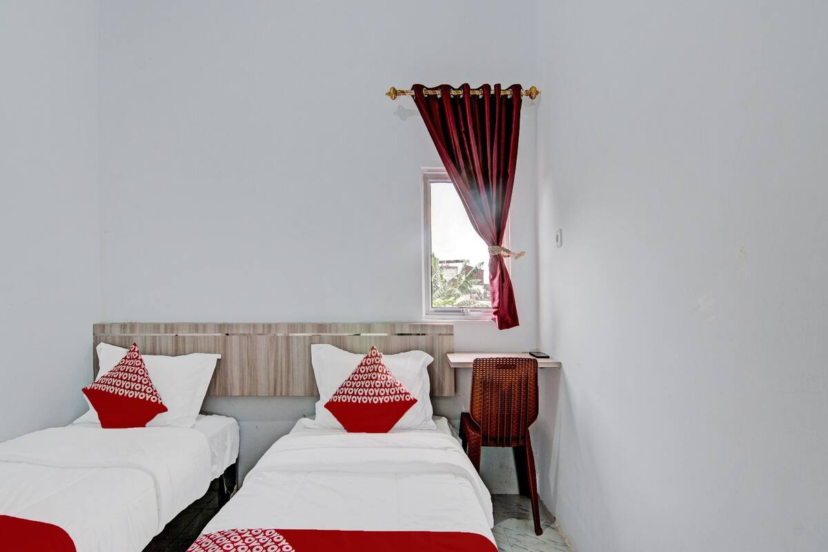Deluxe Twin Room | Laptop workspace, free WiFi, bed sheets