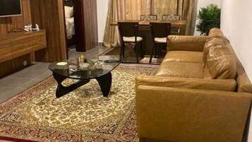 Deluxe Apartment, City View | Living area