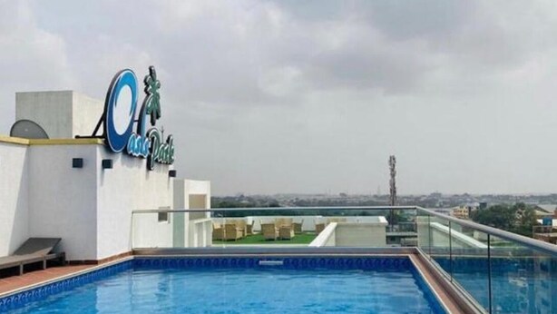 Piscina no terraço com vista ampla do horizonte urbano.