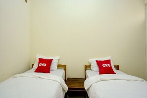 Habitación estándar con 1 cama matrimonial o 2 individuales | Espacio para trabajar con laptop, wifi gratis y ropa de cama 