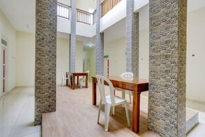 Dining - OYO 90173 Innapp Tenggilis Family Residence (Surabaya)