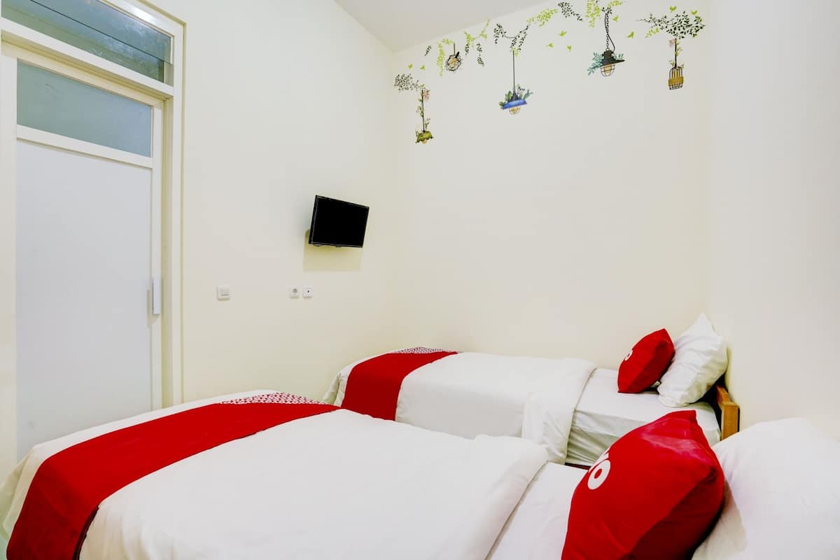 Espacio para trabajar con laptop, wifi gratis y ropa de cama