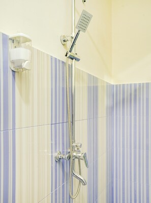 Bathroom - OYO 90173 Innapp Tenggilis Family Residence (Surabaya)