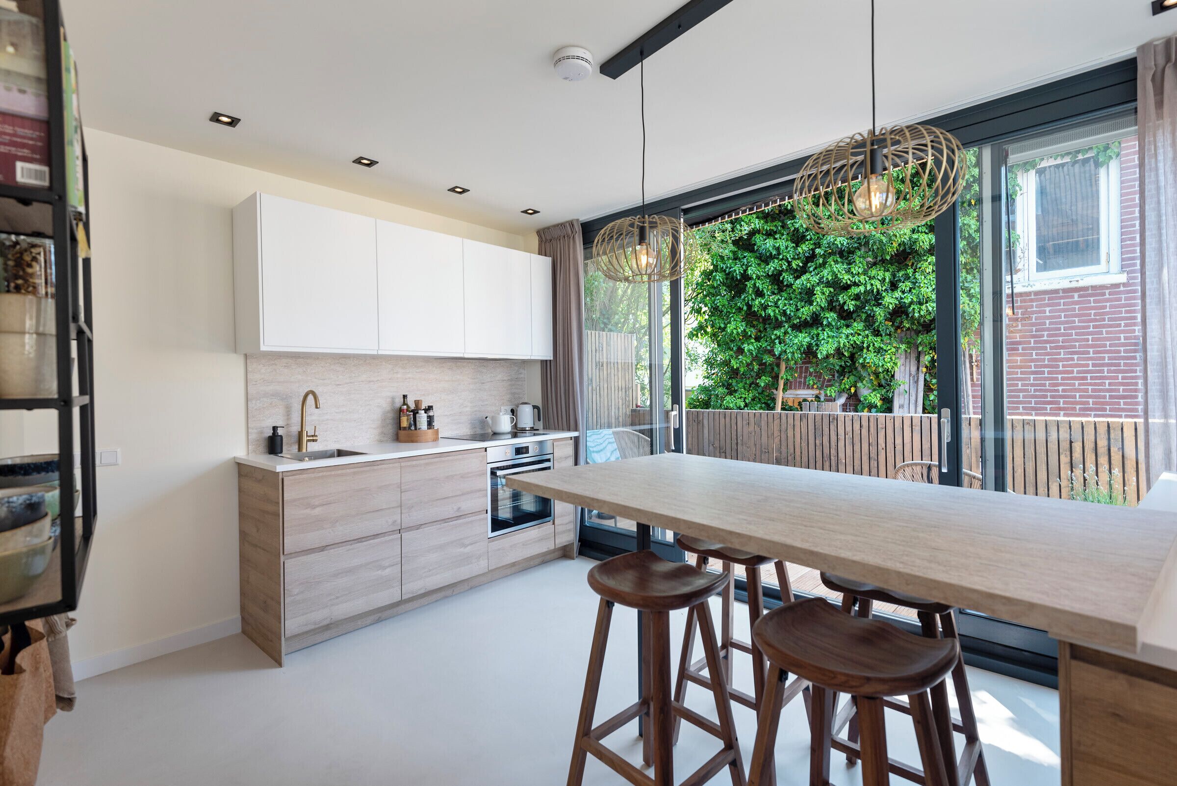 Een koelkast, een oven, een kookplaat, een vaatwasser